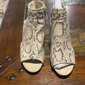 Snake skin Baretraps size 7.5 M.